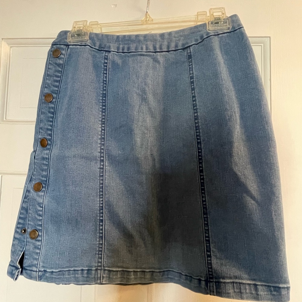 Rachel Roy Denim above the knee Skirt with button details on the side. SIZE M.